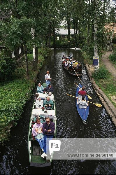 Erhöhte Ansicht von Touristen auf Booten im Kanal  Spreewald  Lehde  Brandenburg  Deutschland