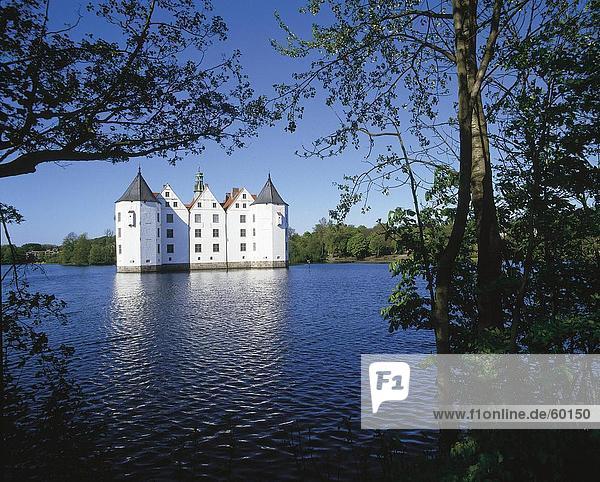 Palast in Lake in der Dämmerung  Glücksburg  Schleswig-Holstein  Deutschland