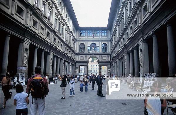 Gruppe von Menschen zu Fuß an Museum  Florence  Florenz  Toskana  Italien  Europa