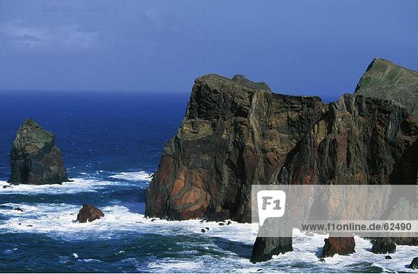 Erhöhte Ansicht Klippe entlang Ozean  Ponta Sao Laurenco  Madeira  Portugal  Europa