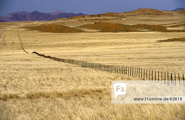 Erhöhte Ansicht der Zaun auf Feld  Namib  Südafrika