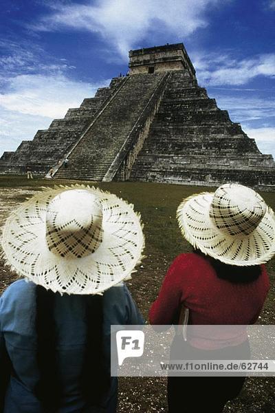 Touristen vor der Pyramide  Kukulkan Pyramide  Chichen Itza  Halbinsel Yucatan  Mexiko