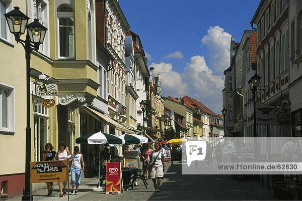 Touristen in Street  Waren  Mecklenburg-Vorpommern  Deutschland