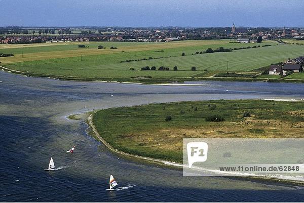 Erhöhte Ansicht Windsurfing Boards in Meer  Schleswig-Holstein  Deutschland  Europa