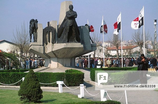 Touristen am Monument  Taksin Square  Cumhuriyet Aniti-Denkmal  Istanbul  Türkei