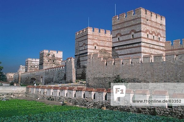 Stadtmauern gegen blauen Himmel  Wände von Konstantinopel  Istanbul  Türkei