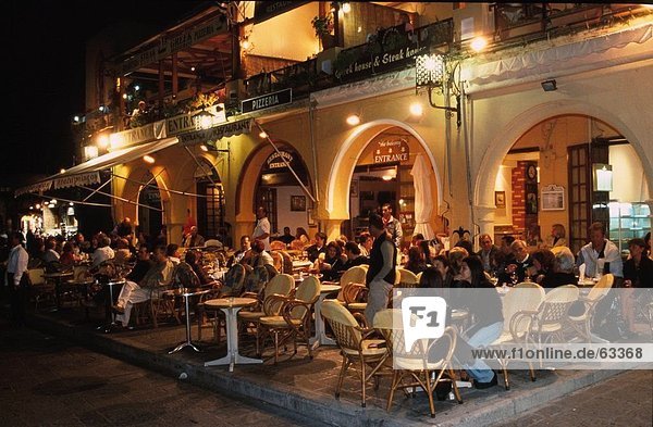 Touristen sitzen an outdoor-Café  Dodecanese Inseln  Ionische Inseln  Rhodos  Griechenland