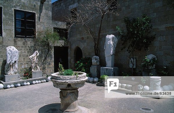 Skulpturen im Innenhof des Gebäudes  Rhodes  Dodecanese Inseln  Griechenland