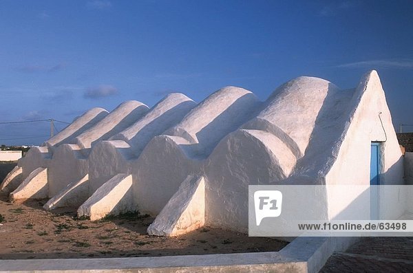 Weiß lackiertes Moschee gegen blauen Himmel  Djerba  Tunesien