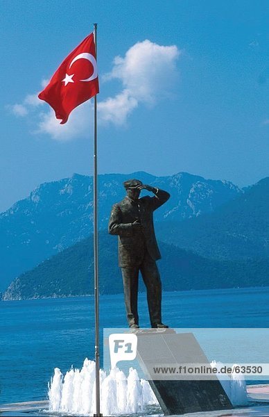 Skulptur und türkischen Flagge am Memorial  Mugla  Türkei
