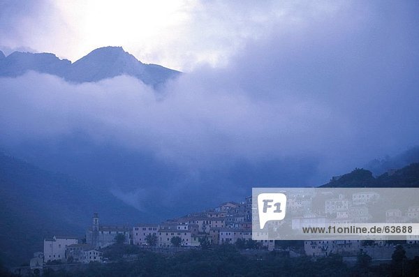 Wolken über Stadt am Berg  Mt Capanne  Insel Elba  Toskana  Italien