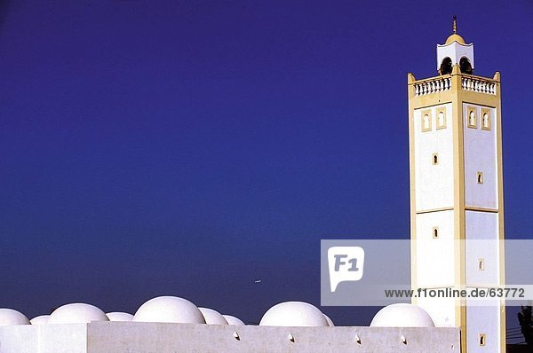 Weiße Moschee gegen klaren blauen Himmel  Djerba  Houmt Souk  Tunesien