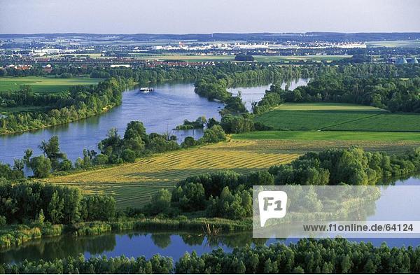 Erhöhte Ansicht der Fluss in Feld  Donau  Regensburg  Deutschland