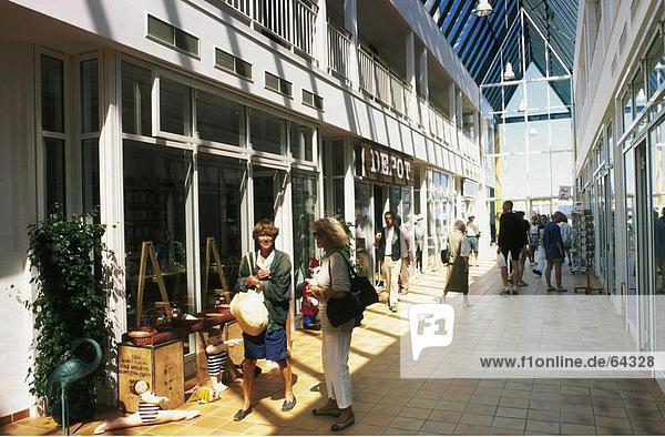 Touristen in Shopping-Mall  Heringsdorf  Seebruecke Insel Usedom  Mecklenburg-Vorpommern  Deutschland