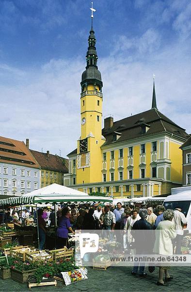 Menschenbei Strassenmarkt in der Nähe von Rathaus  Bautzen  Eponymous District  Niedersachsen  Deutschland