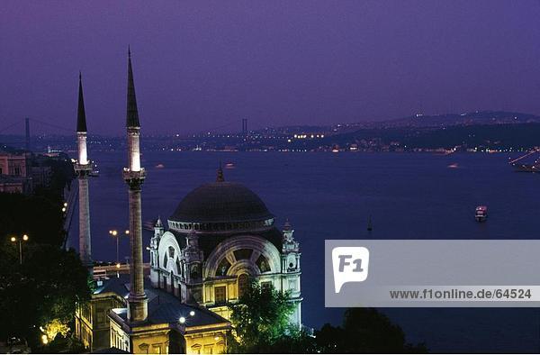 Erhöhte Ansicht der Moschee beleuchtet nachts  Dolmabahce Moschee  Istanbul  Türkei