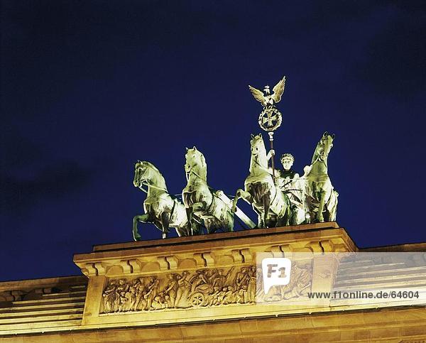 Untersicht der Statuen auf Tor  Brandenburger Tor  Berlin  Deutschland