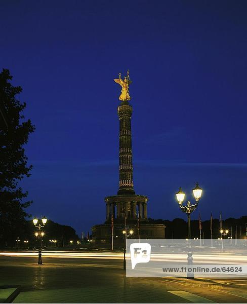 Beleuchtet Skulptur auf Säule in der Nacht  The Gold Else  Siegessaeule  Grosser Stern  Berlin  Deutschland