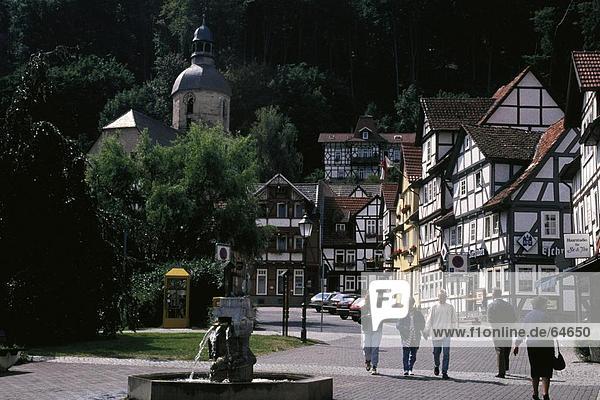 Menschen zu Fuß in Street  St. Marien-Kirche  Bad Sooden-Allendorf  Werra-Meißner  Hessen  Deutschland