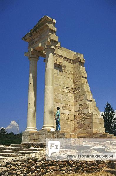Man standing on alten Ruinen der Tempel  Tempel des Apollon  Kourion  Zypern