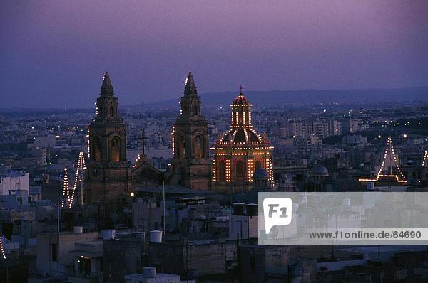 Kirche beleuchtet in Stadt in der Dämmerung  Kirche St. Mary  Sliema  Malta