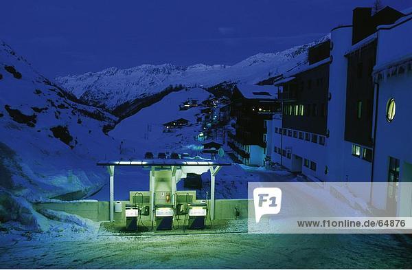 hoch oben beleuchtet Nacht Dorf Benzin Österreich Pumpe Tirol