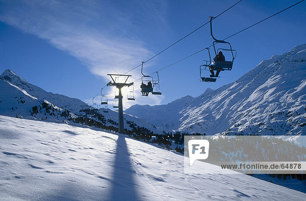Skilifte auf verschneiten Landschaft  Obergural  Oetztal Alpen  Tirol  Österreich