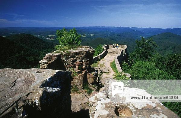 Erhöhte Ansicht der Burgruine  Pfälzerwald  Rheinland-Pfalz  Deutschland