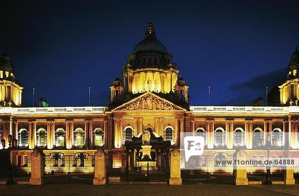 Rathaus beleuchtet nachts  Belfast City Hall  Belfast  Irland