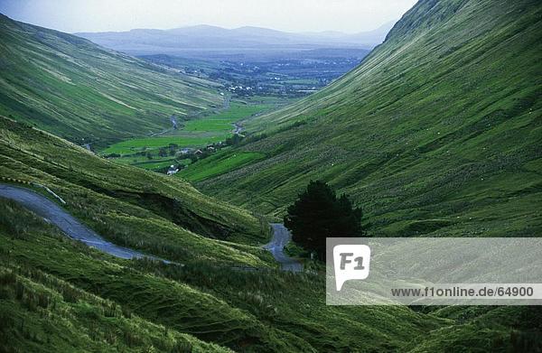 Erhöhte Ansicht der Mountain Road  Glengesh Pass  County Donegal  Irland