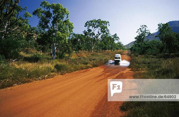 Jeep Kreuzung Wasser auf Straße  Gibb River Road  Kimberley  Australien