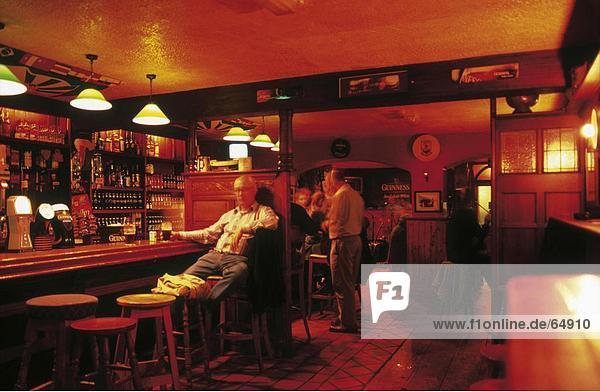 Menschen in Pub in der Nacht  Spiddal  Galway Bay  County Galway  Irland