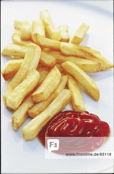 Pommes frites mit Ketchup auf Platte