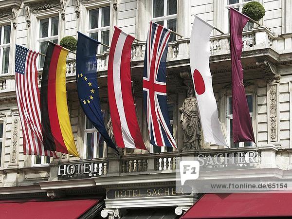 Flaggen und Wappen der verschiedenen Ländern montiert auf Hotel Wand  Hotel Sacher  Wien  Österreich