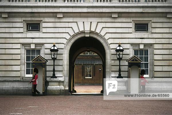 Palace Guards am Torbogen Eingang des Palace  Buckingham Palace  London  England