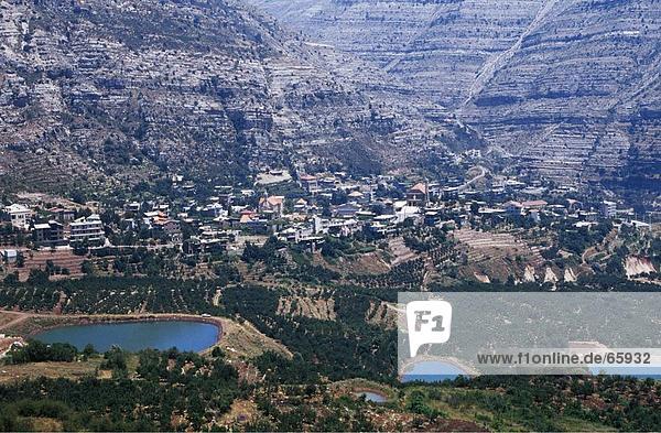 Erhöhte Ansicht des Dorfes im Tal  Nahr Ibrahim  Libanon