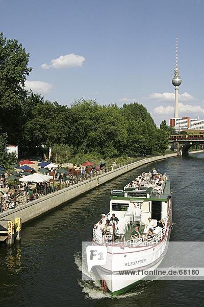 Erhöhte Ansicht des Schiffes im Fluss  Berlin  Deutschland