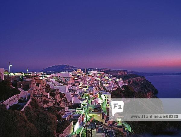 hoch oben beleuchtet Steilküste Stadt Ansicht Flachwinkelansicht Santorin Winkel Abenddämmerung Fira Griechenland