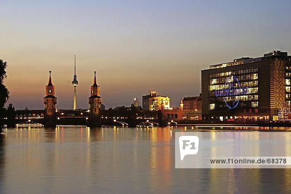 Reflexion von Gebäuden im Fluss  Oberbaumbruecke  Berlin  Deutschland