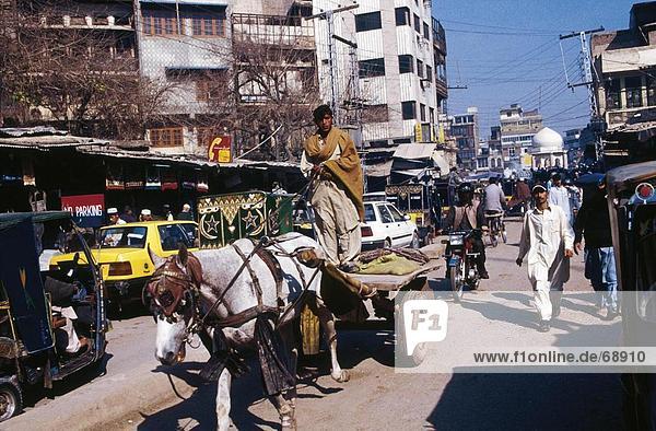 Verkehr auf Straße Road  Peshawar  Pakistan