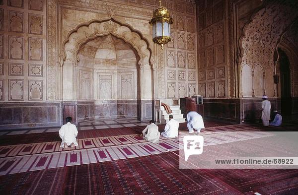 Menschen beten in der Moschee Badshahi Moschee  Lahore  Pakistan