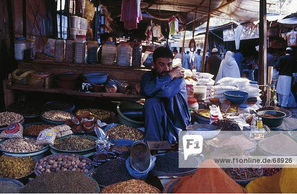 Porträt von Markthändler sitzen am Marktstand  Islamabad  Pakistan