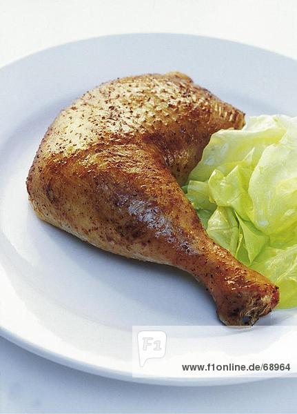 Gegrilltem Hähnchen und Salat auf Platte