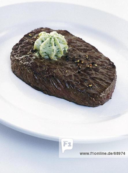 Erhöhte Ansicht der gerösteten Steak auf Platte