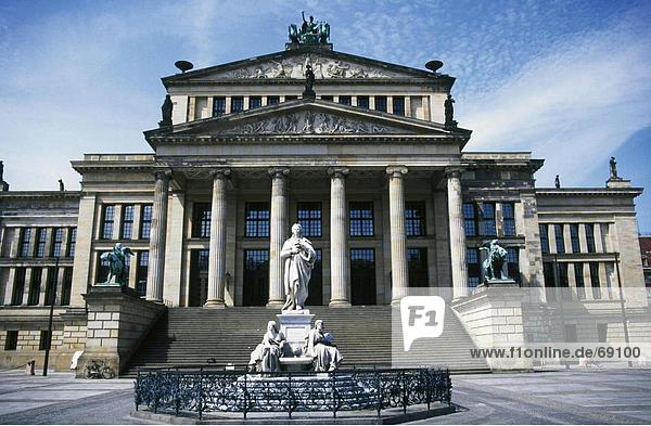 Friedrich Schiller Statue am City Square  Gendarmenmarkt  Berlin  Deutschland
