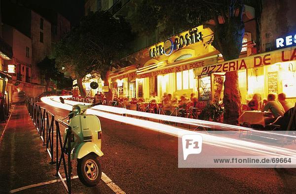 Cafe beleuchtet nachts  Bonifacio  Süden Korsika  Frankreich