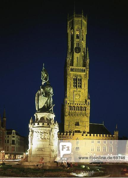 Glockenturm beleuchtet nachts  Flandern  Belgien