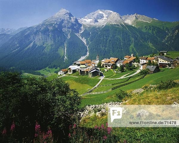10066756  Alm  Dorf  Bergpanorama  Alpen  Berge  Graubünden  Graubünden  Bergun  einfügen  Schweiz  Europa  overvie