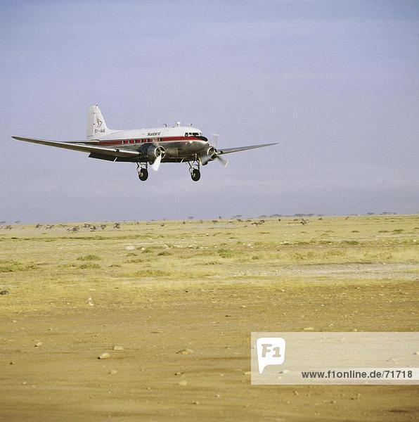 10129631  Afrika  Amboseli National Park  Flughafen  Air-Kenia  DC-3  Flugzeug  fliegen  Propeller  Flugzeug  Land-Gefälle  Primitive