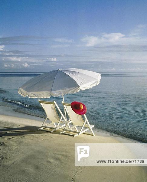 10166151  rot  solar-Hut  Sonnenschirm  Strand  Meer  Strandurlaub  Symbole  weiß Liegestühle